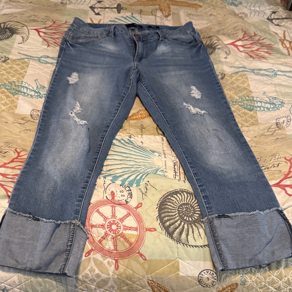 1822 Denim Light Blue Distressed Cropped Jeans